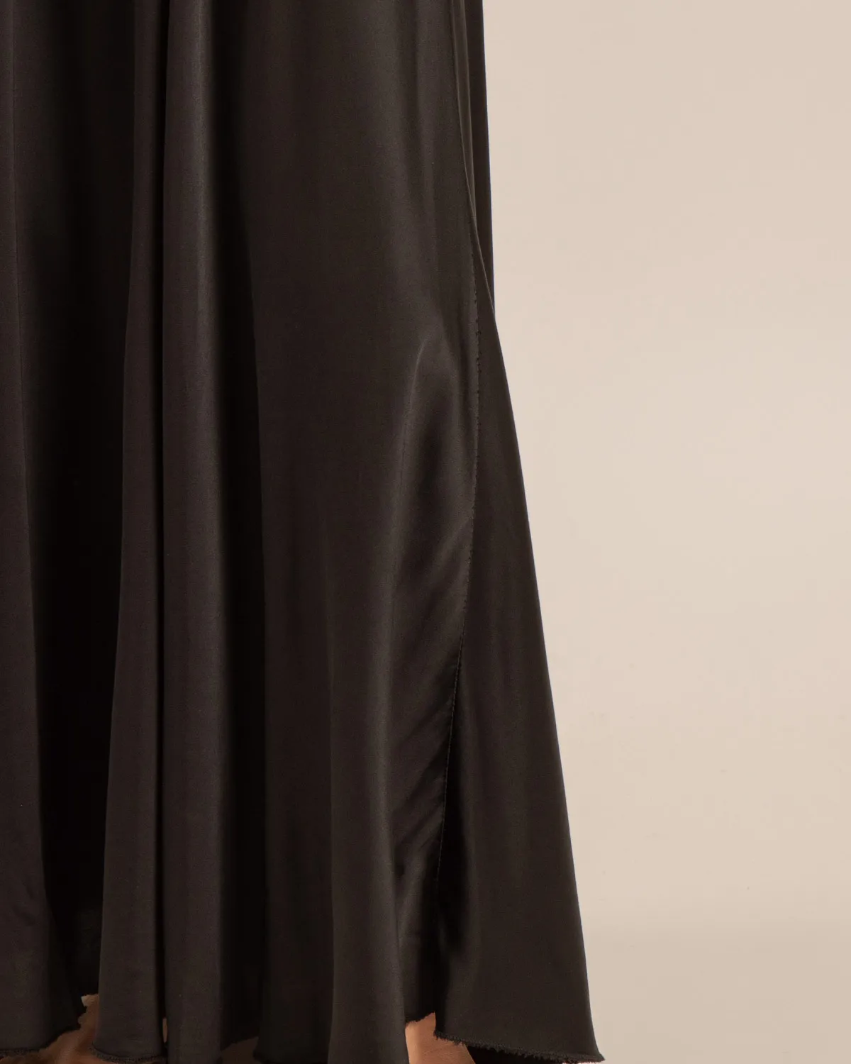 AOKYANOS Buffalo Noir robe longue satinée