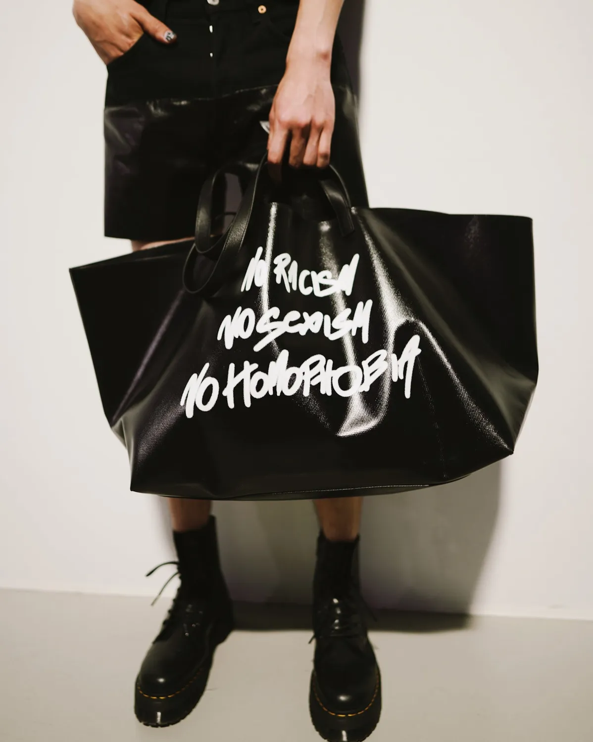Jeanne Friot Slogan Bag grand sac noir waterproof
