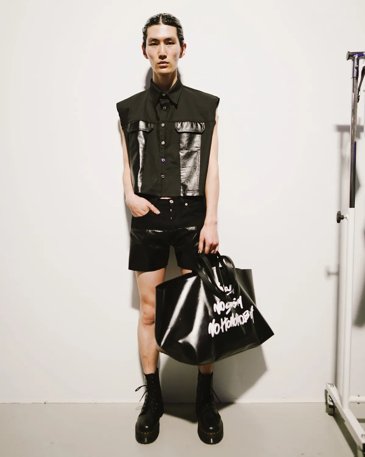 Jeanne Friot Slogan Bag grand sac noir waterproof