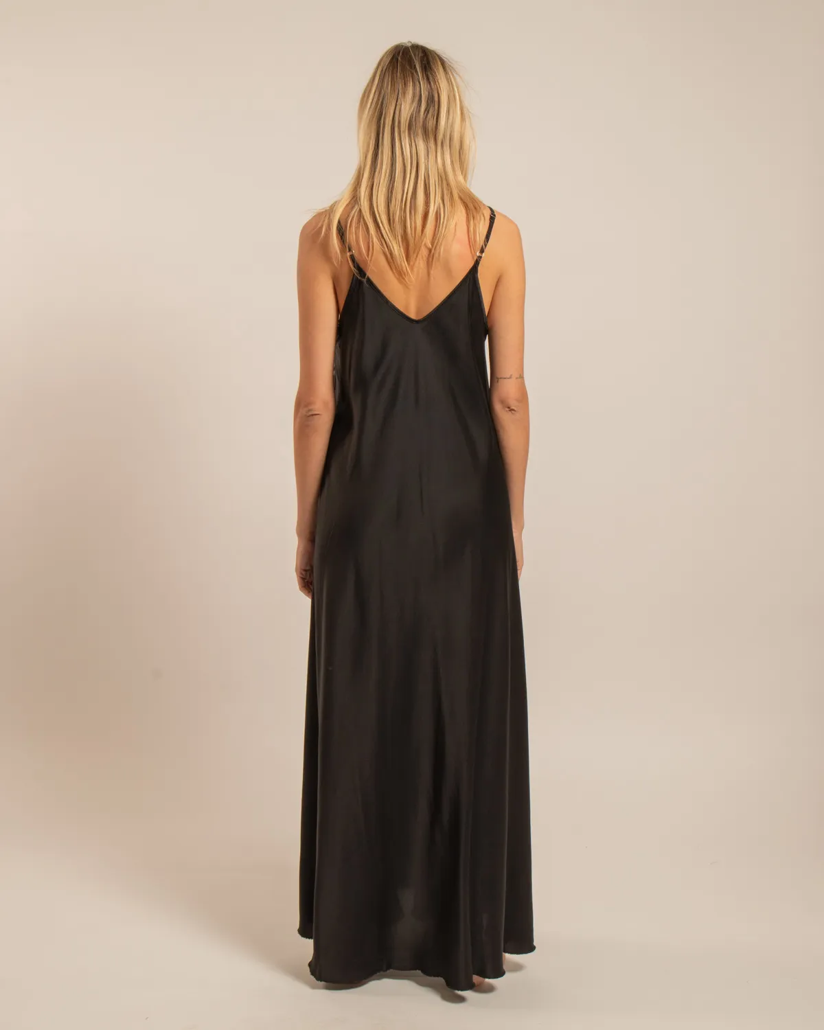 AOKYANOS Buffalo Noir robe longue satinée