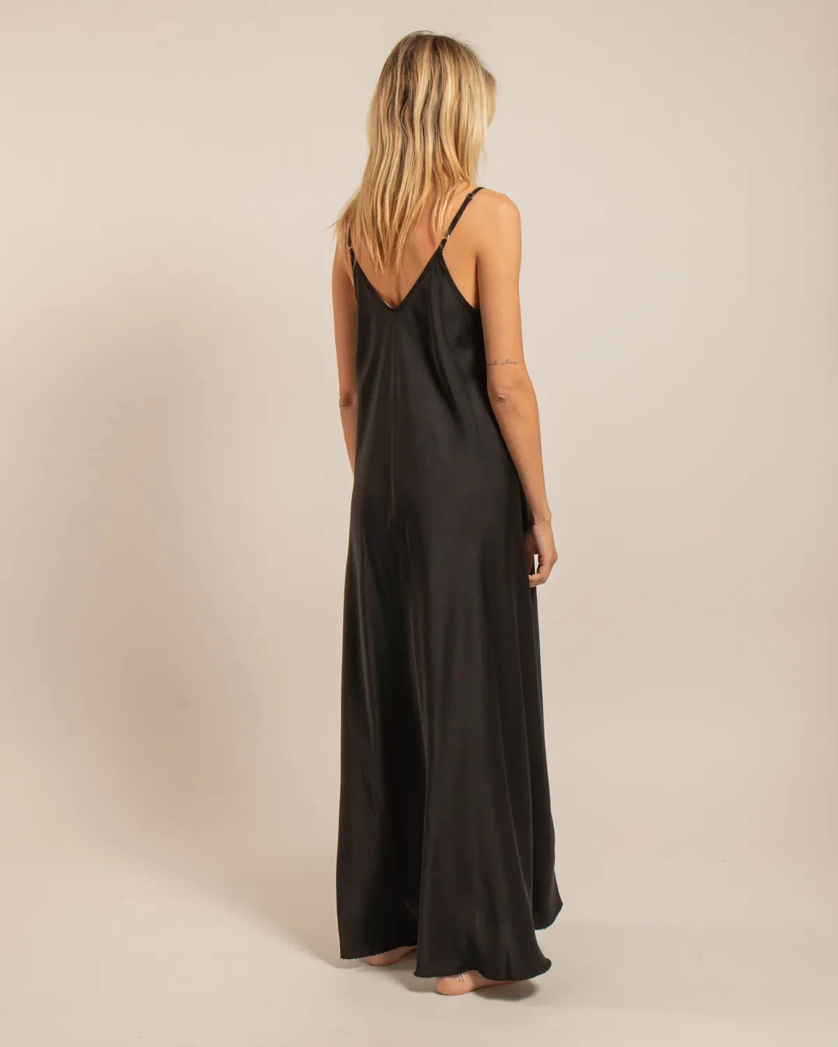AOKYANOS Buffalo Noir robe longue satinée