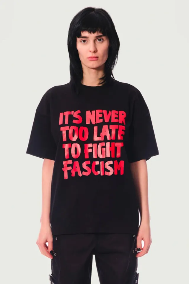 JEANNE FRIOT Fight Tee tee-shirt oversize noir slogan