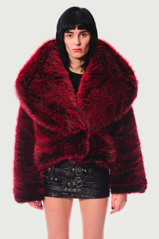 Jeanne Friot Vagina manteau fausse fourrure noir rouge oversize