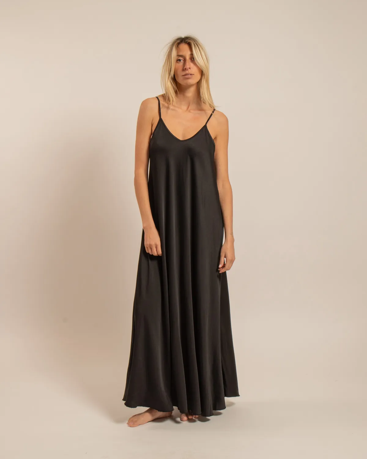 AOKYANOS Buffalo Noir robe longue satinée